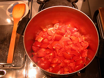 Cut tomatoes in the pot