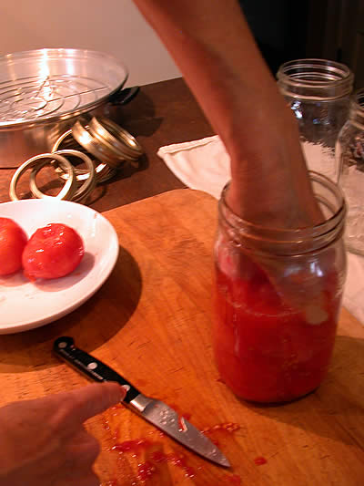 Packing tomatoes in the jar